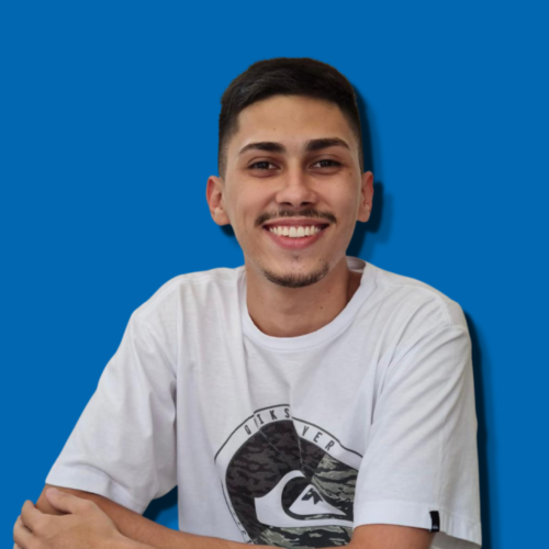 Foto de Caio, representando a eficiência e alegria como assistente financeiro, com um sorriso contagiante em um fundo azul tranquilo.