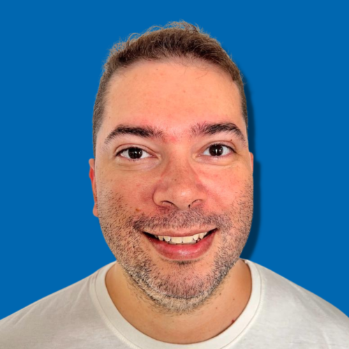 Foto de Adriano, o talentoso programador sênior de Tecnologia, com um sorriso no rosto e um semblante experiente, em um fundo azul que simboliza confiança e serenidade.