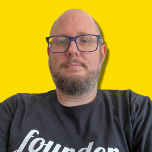 O co-fundador brilhante por trás da Fantore: Gustavo em destaque, cercado por um vibrante fundo amarelo.